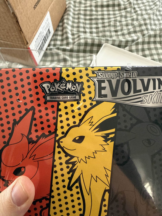 Pokemon TCG: Evolving Skies Pokemon Center Elite Trainer Box [Jolteon/Flareon/Umbreon/Leafeon] (NOTE Small rips on front)
